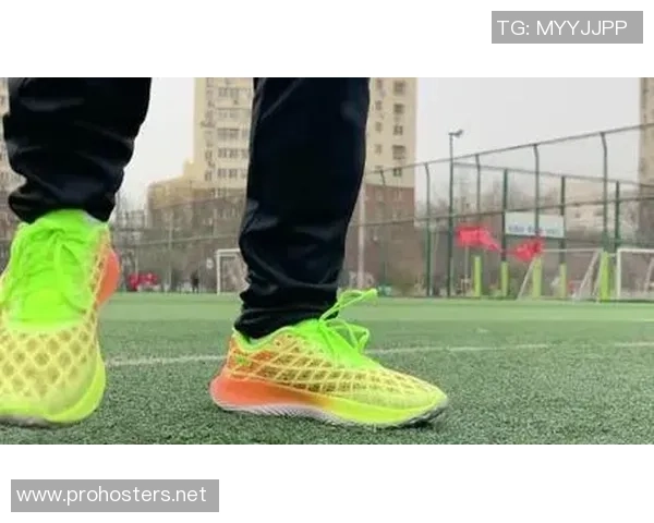 足球巨星搞笑穿搭篮球服引发球迷热议与欢乐反响