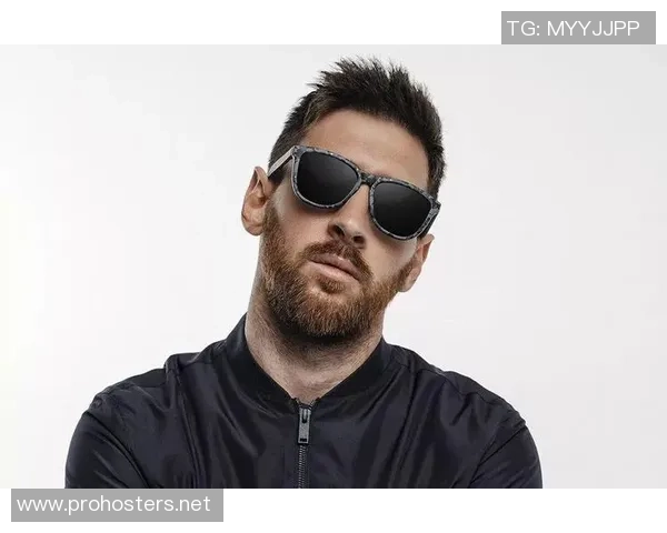 足球明星佩戴墨镜的高清写真展现独特魅力与风格