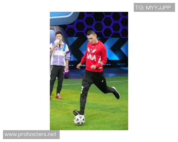 足球明星在比赛中拿走饮料引发热议网友纷纷评论其举动背后的意义