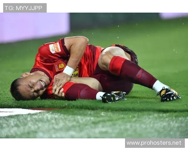 足球明星跪下视频高清展现感人瞬间引发球迷热议与情感共鸣