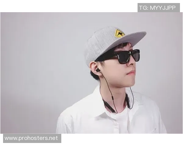 足球明星面具护脸新潮流引领时尚运动风尚助力球场表现提升